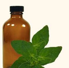 Aceite con ingredientes naturales para el tratamiento de hongos en los pies.