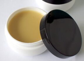 ungüento a base de hierbas medicinales para el tratamiento de hongos en los pies